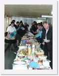 PICT0006 * Thorsten eröffnet das Buffet * 1200 x 1600 * (416KB)